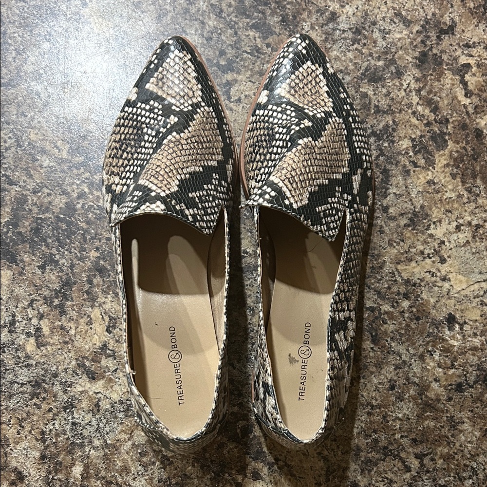 Treasure & Bond Women's Snake-Print Pointed Slip-On Flats in Beige and Black